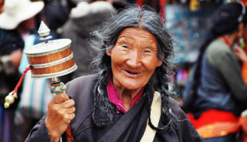 barkhor-market-old-woman_P_Kholkute.png